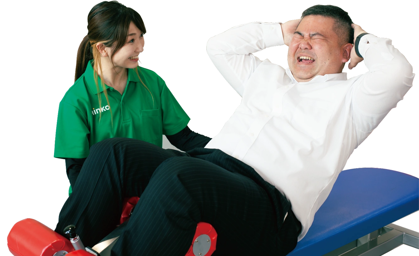 上体起こしの測定をする男性とウェルネスの女性スタッフ