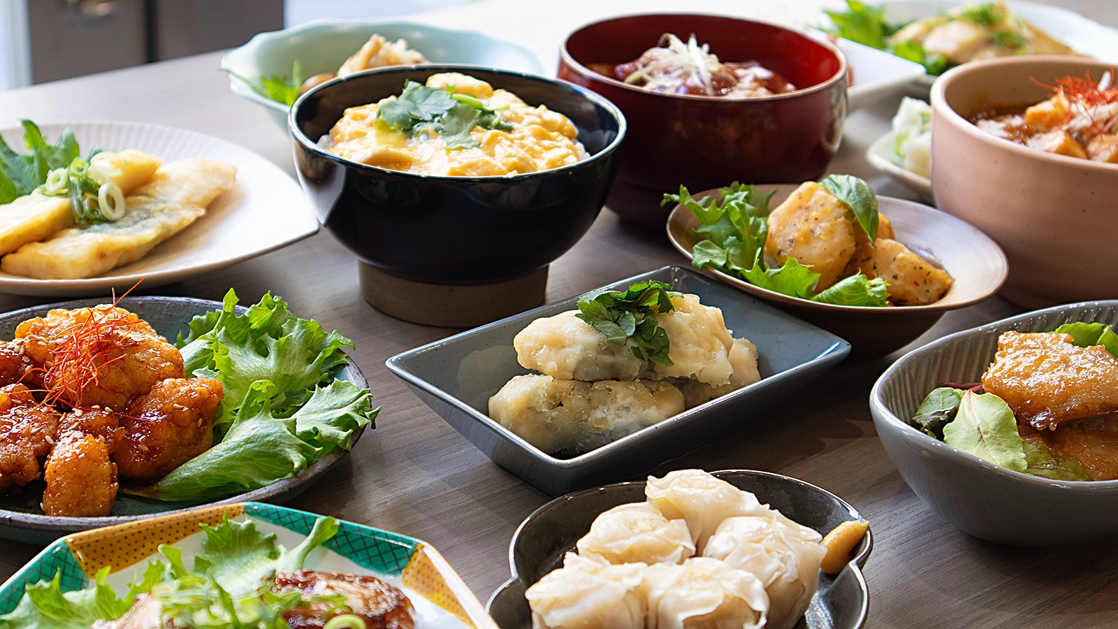 「オフめしごちそう便 冷蔵そうざい」は、全100種の味に自信あるそうざいを週替わりで職場にお届けします。管理栄養士が監修し、自社工場でつくったそうざいは健康的で安心です。