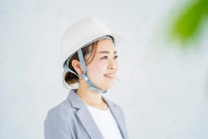 ヘルメットをかぶった女性社員