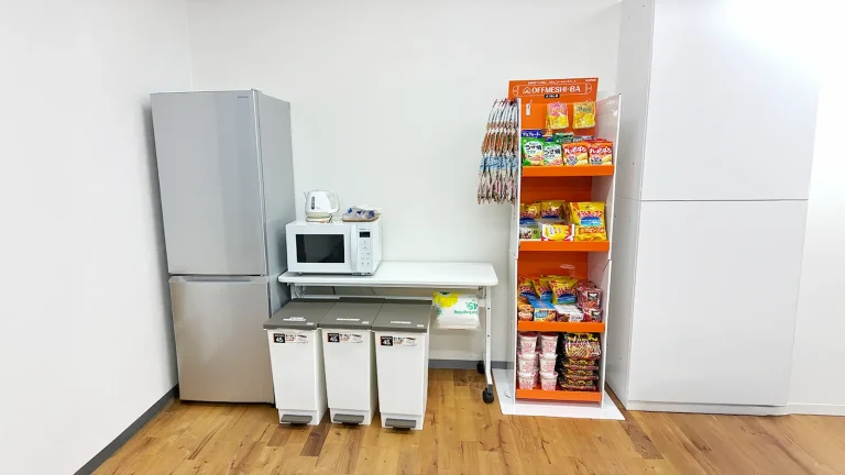 近隣にコンビニがない課題を解消。徒歩0分の社内販売環境を実現
