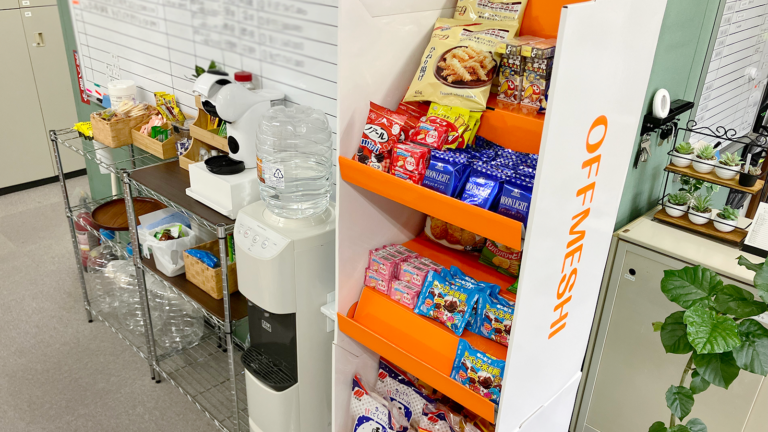 総務担当者の負担を軽減。 無料のお菓子提供で、日中も夜勤も利用しやすい職場環境へ