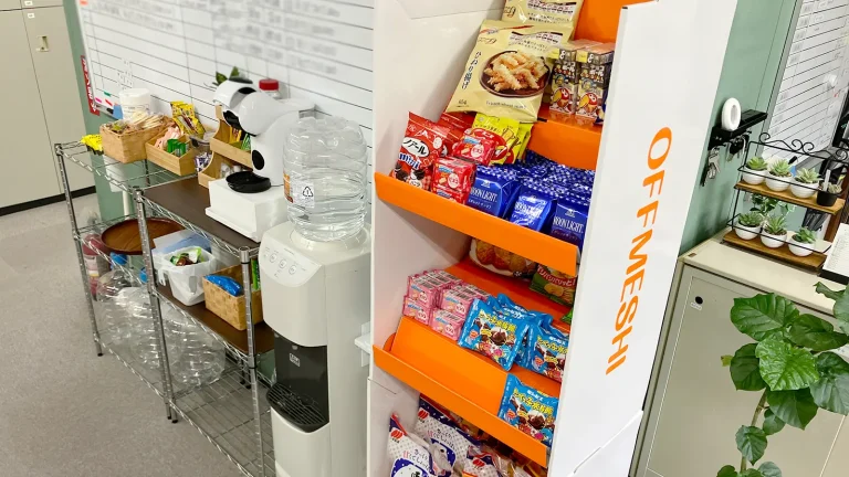総務担当者の負担を軽減。 無料のお菓子提供で、日中も夜勤も利用しやすい職場環境へ