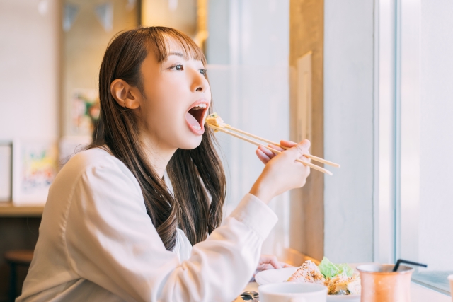 食事する女性社員