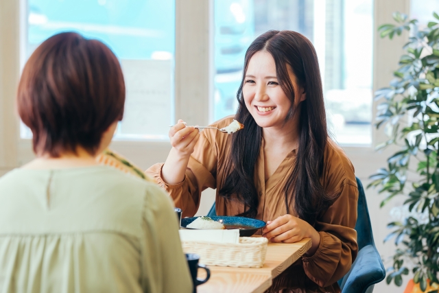 食事中の女性