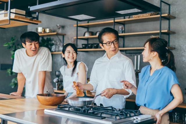 料理をする社内メンバー