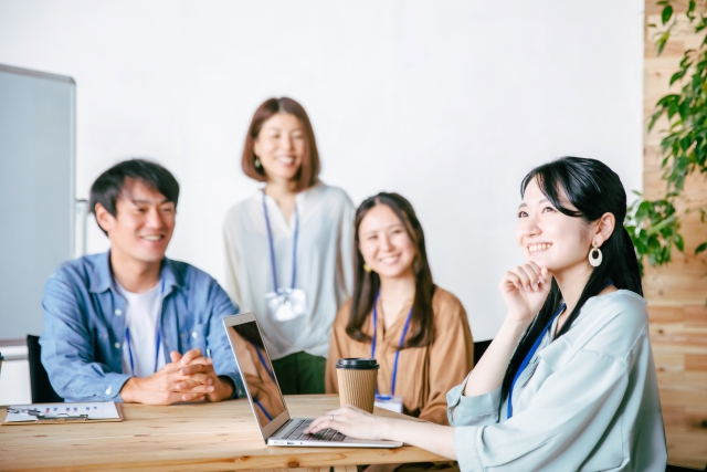 笑顔の女性社員