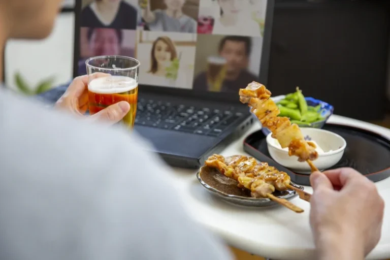 オンライン忘年会の企画アイデア30選｜メリット・デメリット・準備まで解説！