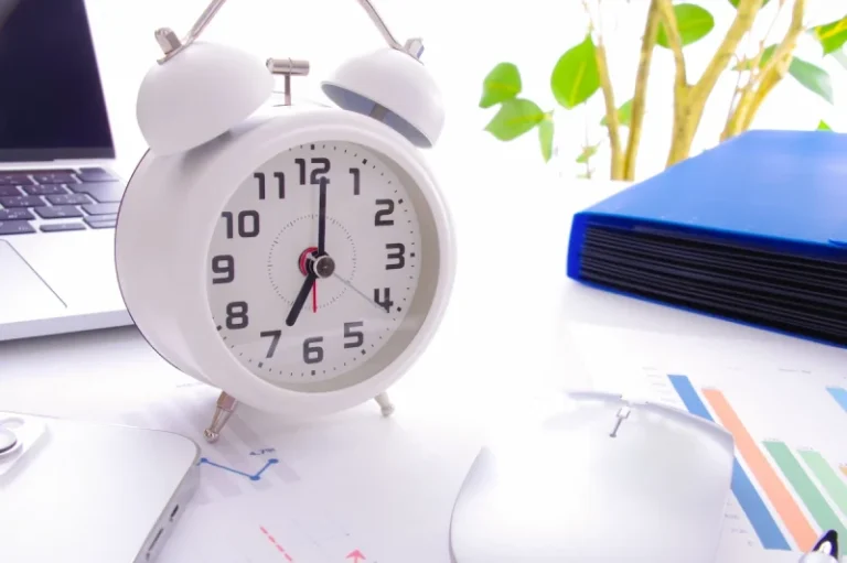 フレックスタイム制はなぜ普及しない？ずるい？デメリットは？を全て解説