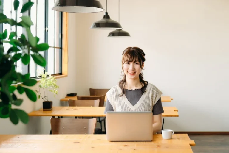 フリーアドレスとは？メリット・デメリットと失敗の要因、苦痛の対策を解説