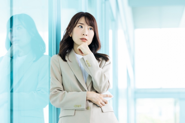 悩む女性社員