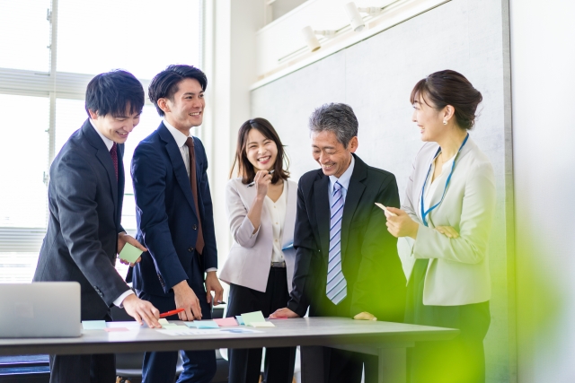 社員たちワイワイ