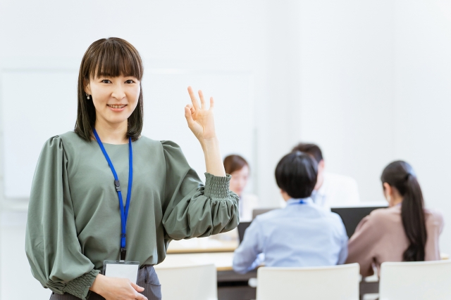 女性社員がOKマークをしている