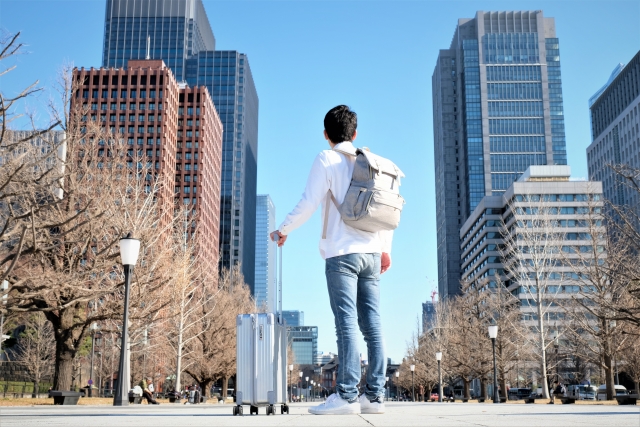 旅行に向かう男性