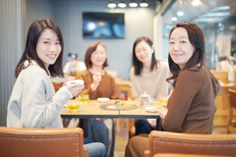 シャッフルランチは嫌？社内コミュニケーション向上の効果・事例を解説！