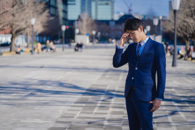 男性社員が頭を抱えている