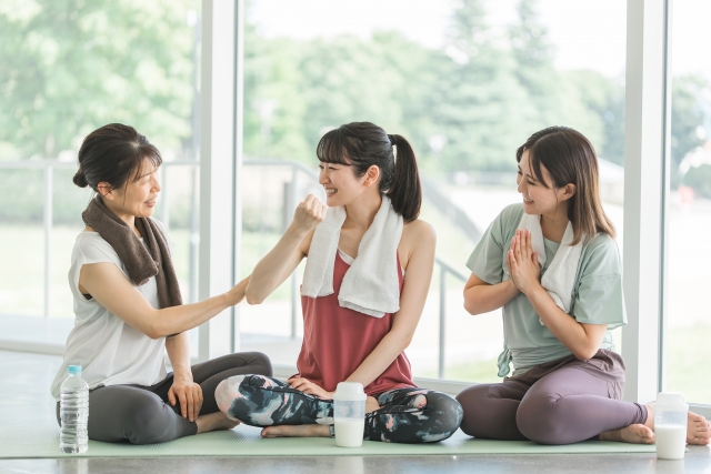 スポーツをする女性社員たち