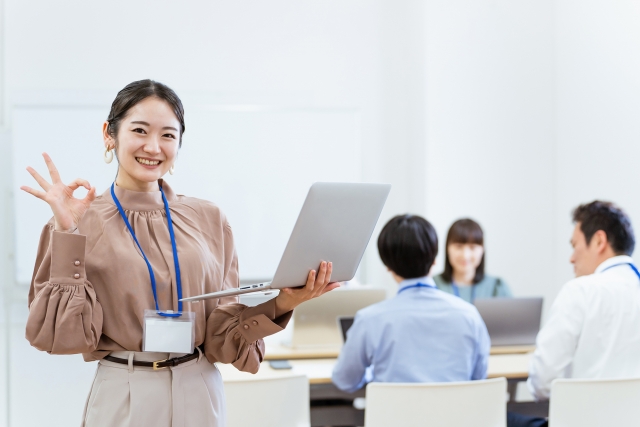 まるマークの女性社員