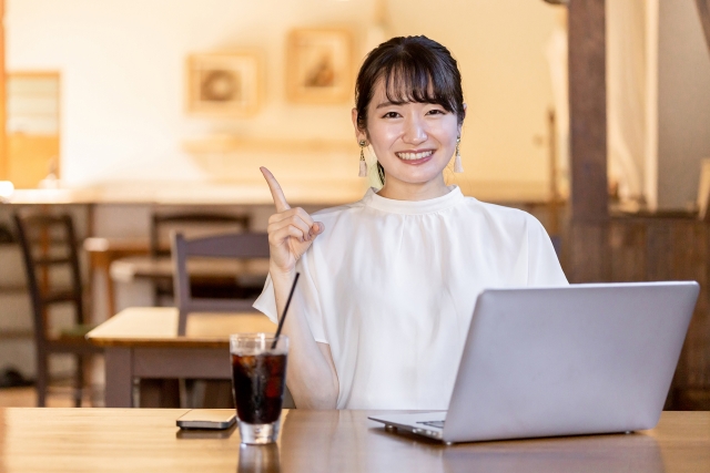 カフェにいる女性従業員