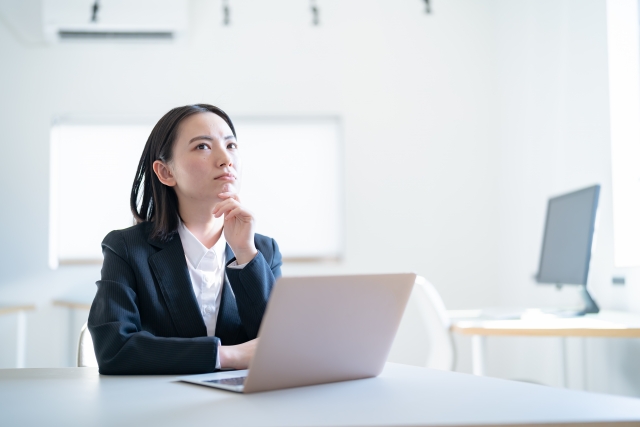 パソコンの前に座る女性社員