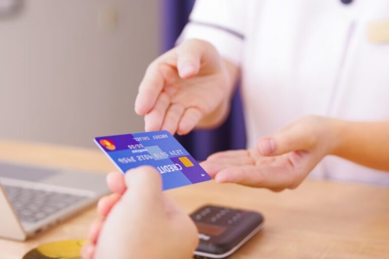 キャッシュレス決済端末のレジで社内売店・社員食堂を効率化！メリットや選び方を紹介