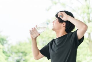 企業が実施すべき熱中症対策のポイント11選！厚生労働省が職場に求めている予防情報に基づいて解説のアイキャッチ画像