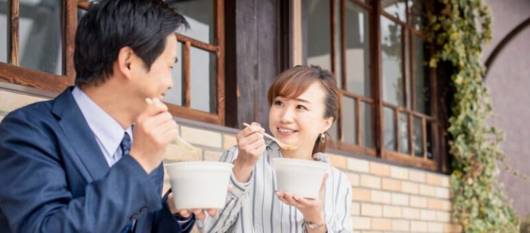 【2025年】会社員のランチ代の平均っていくら？節約術も解説！