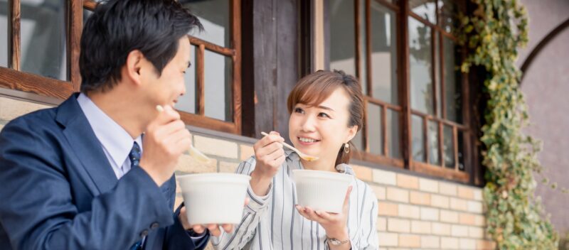 【2025年】会社員のランチ代の平均っていくら？節約術も解説！のアイキャッチ画像