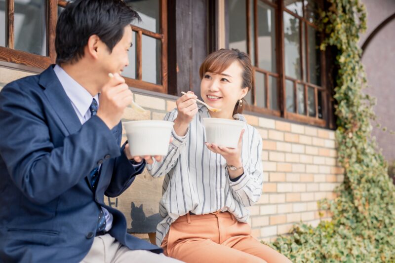 【2025年】会社員のランチ代の平均っていくら？節約術も解説！のアイキャッチ画像