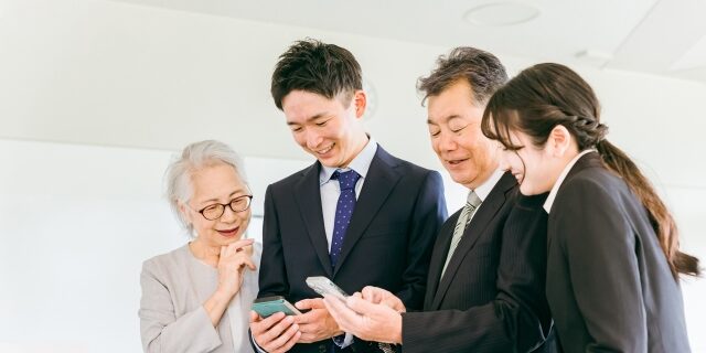 エイジフレンドリーガイドラインとは？高年齢労働者が安全で健康的な職場を確保するための対策も紹介のアイキャッチ画像