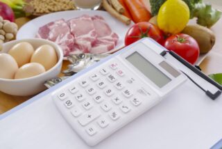 食費が家計を圧迫？　エンゲル係数とは｜計算法と節約方法を徹底解説！のアイキャッチ画像
