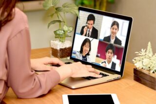 ハイブリッドワークの導入事例14選と成功のポイントを業界別に紹介！のアイキャッチ画像
