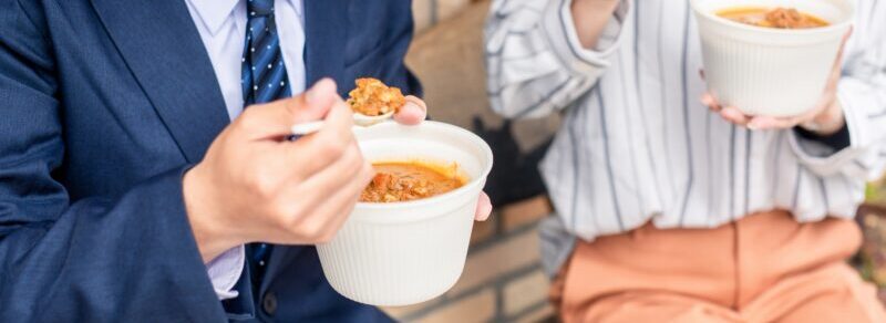 中小企業では社員食堂の導入は厳しい？おすすめの「社食サービス」のメリットや種類を解説のアイキャッチ画像