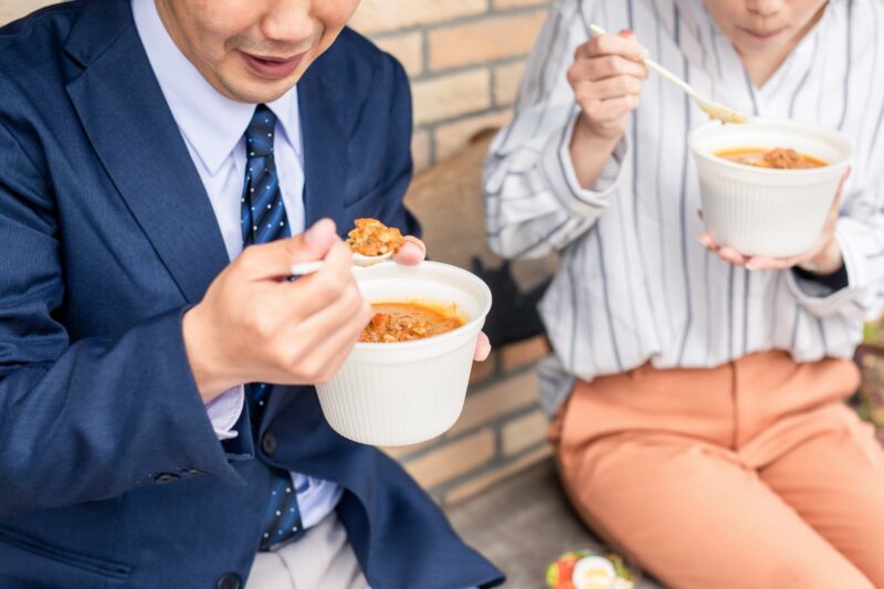 中小企業では社員食堂の導入は厳しい？おすすめの「社食サービス」のメリットや種類を解説のアイキャッチ画像