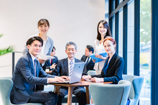 「外国人雇用」は人手不足の解消策から成長の切り札へ！帝国データバンクの数値に見る現状と、定着を生む職場環境の整え方を解説のアイキャッチ画像