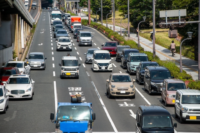 マイカー通勤者の通勤手当を計算するには？支給方法や不公平感をなくすための対応を解説のアイキャッチ画像