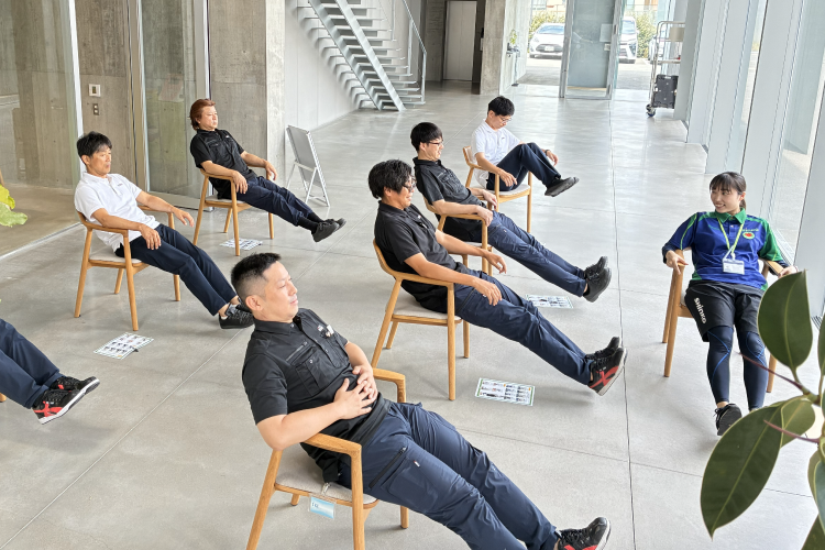 生活習慣改善セミナーでストレッチ