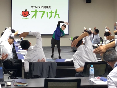 生活習慣改善セミナーでストレッチ