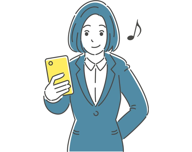 スマホを楽しげに操作する女性社員